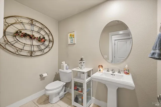 a view of entryway with livingroom and furniture