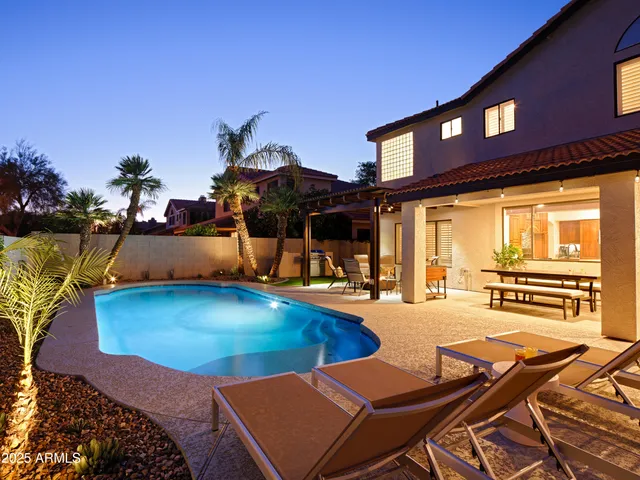 a view of livingroom with furniture