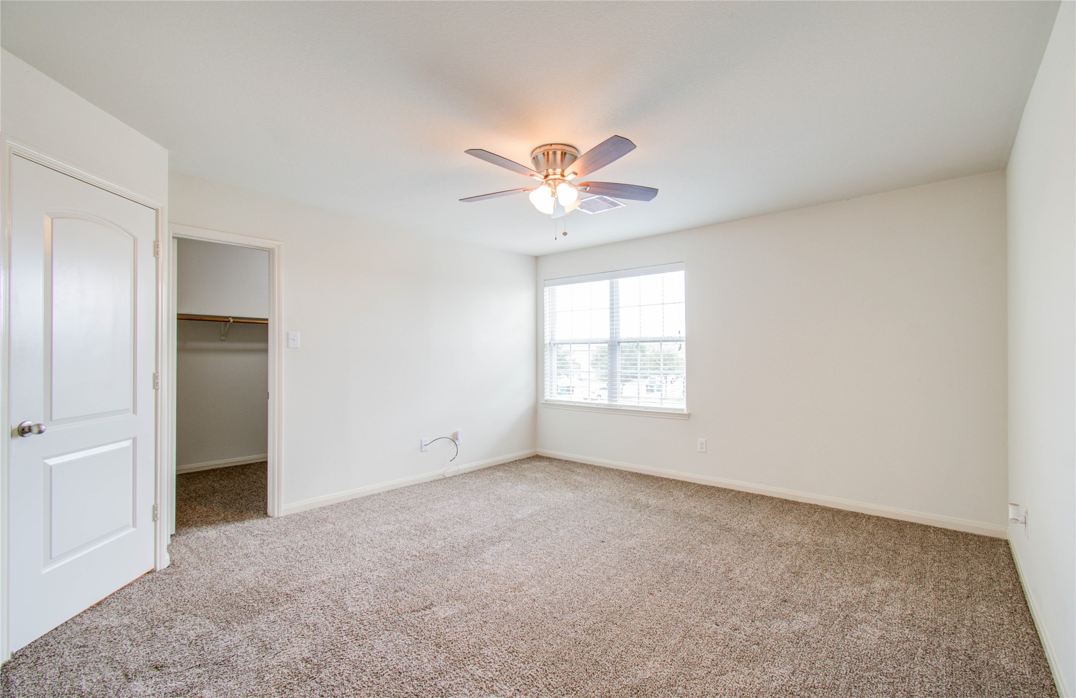 8218 Hall View Drive Houston, TX 77075 - Photo 17 of 31 an empty room with fan and windows