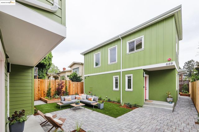 a view of a house with backyard and porch