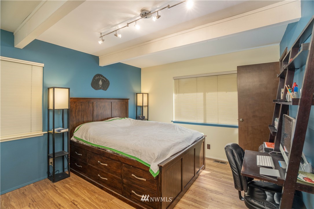 7136 Southwest Point Robinson Road Vashon, WA 98070 - Photo 11 of 24 Gallery Image 11