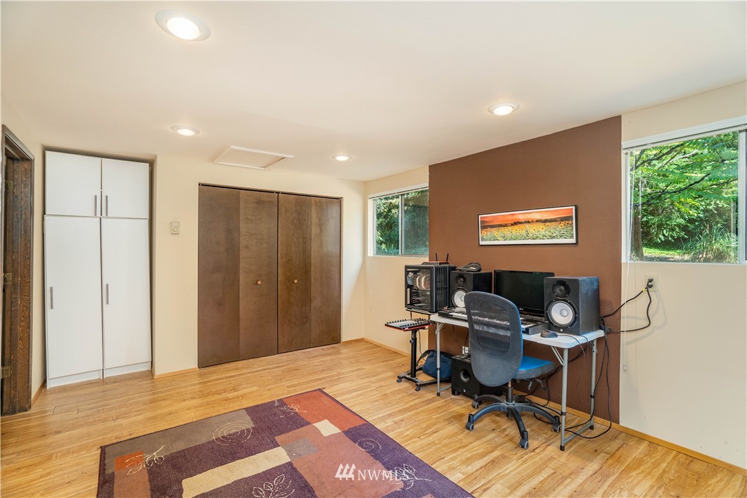 7136 Southwest Point Robinson Road Vashon, WA 98070 - Photo 18 of 24 Gallery Image 18