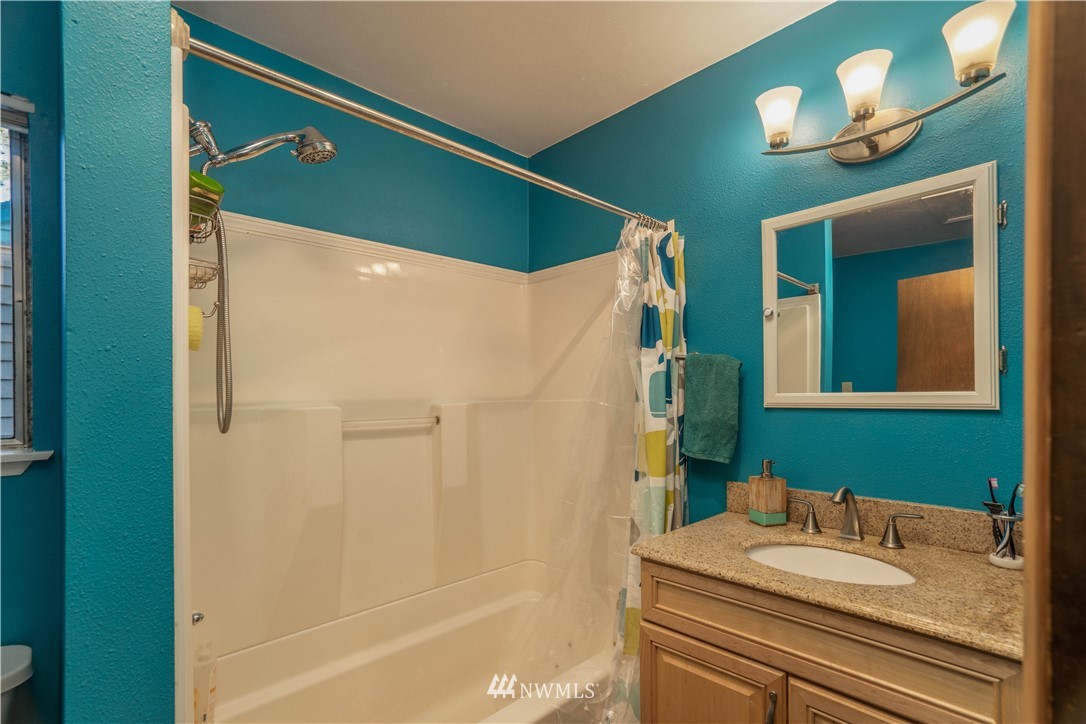 7136 Southwest Point Robinson Road Vashon, WA 98070 - Photo 10 of 24 Gallery Image 10