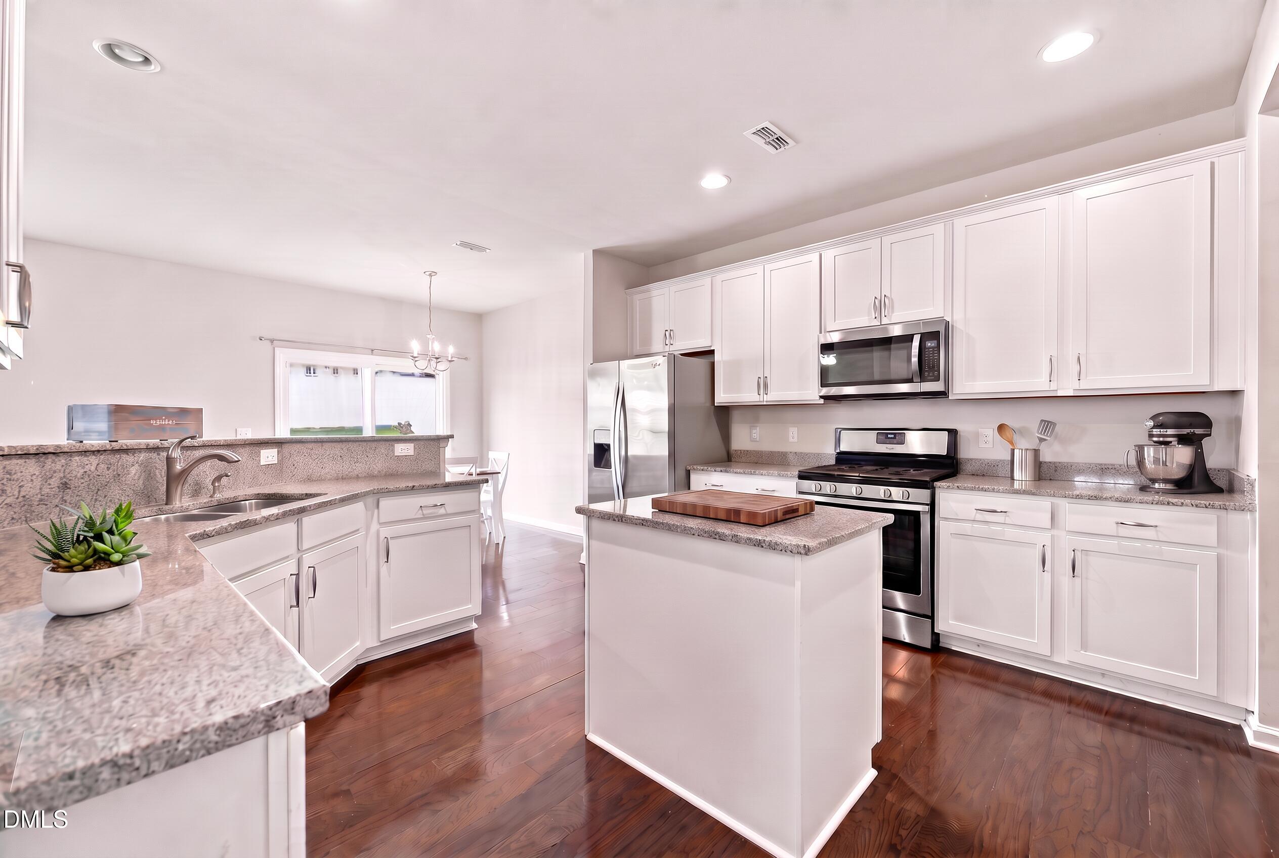 Granite counter tops & kitchen island!