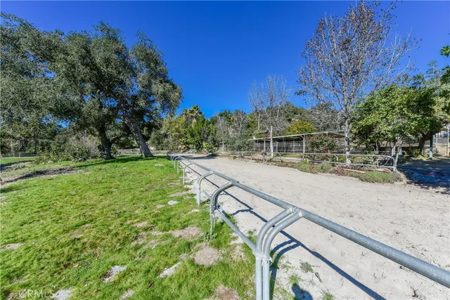 a view of a backyard