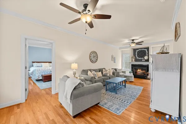 a en suite bathroom with a double vanity sink and a mirror