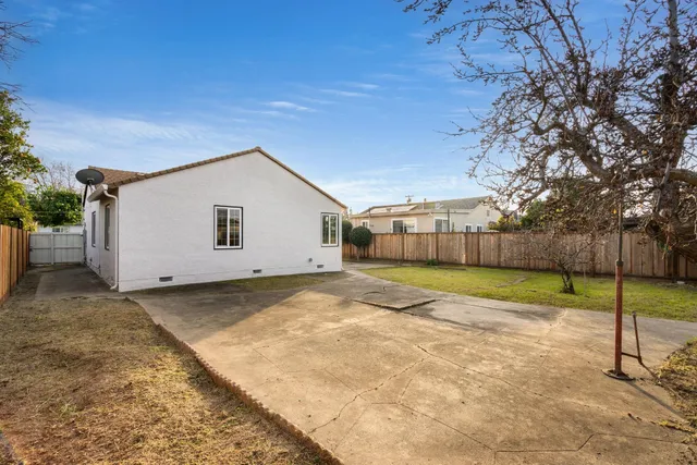 a view of a backyard
