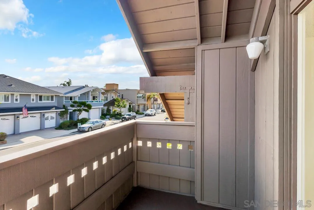 29 Green Turtle Road Coronado, CA 92118 - Photo 47 of 68 a balcony with a street view