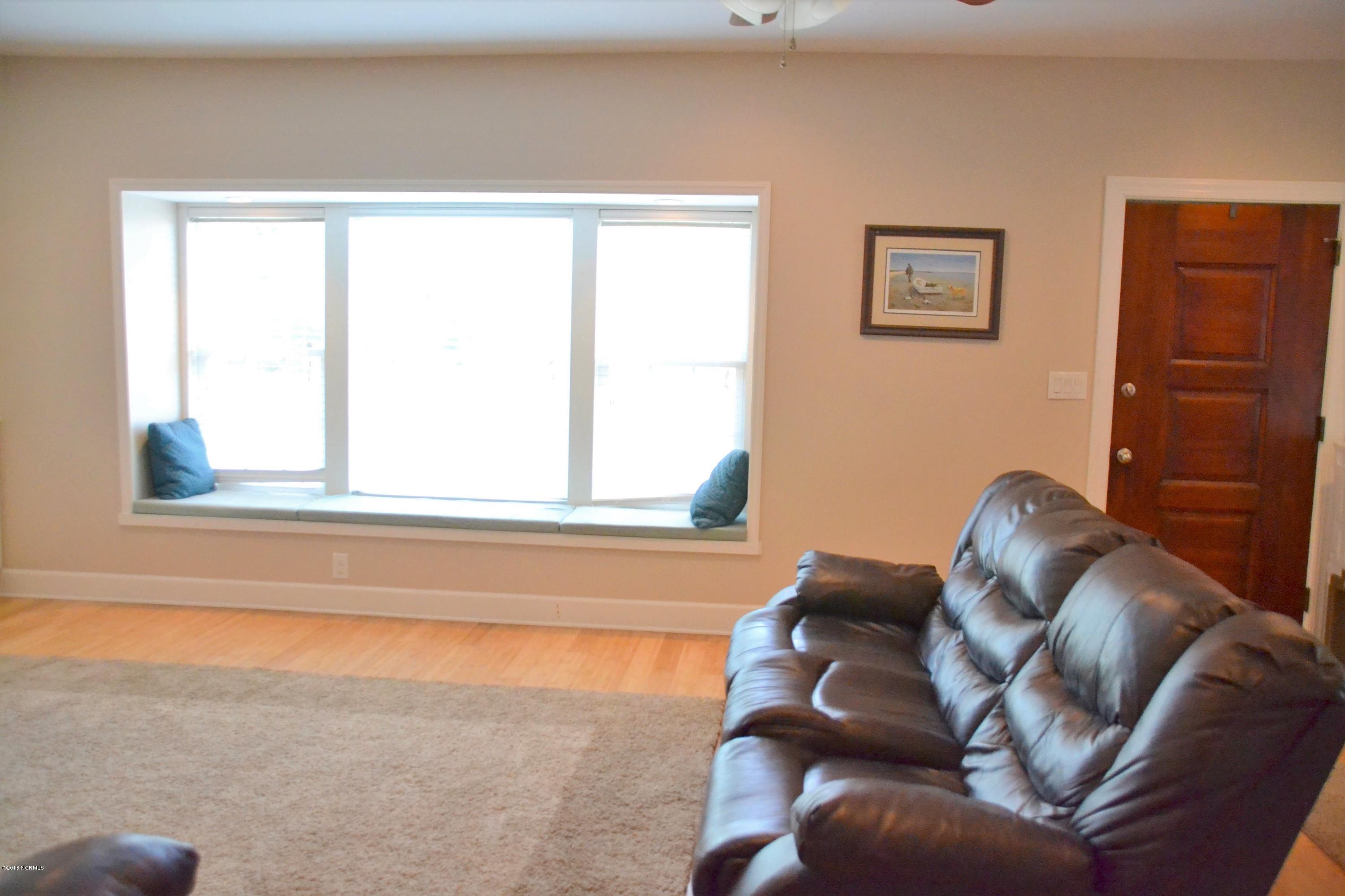 190 Community Road Davis, NC 28524 - Photo 11 of 34 living room