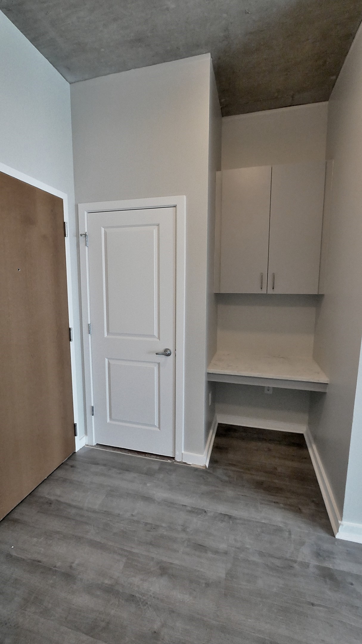 5925 Almeda Road, Unit 12113 Houston, TX 77004 - Photo 5 of 32 Entry Bathroom halway and bedroom area
