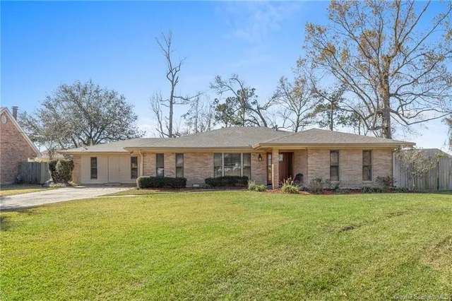 $274,500 | 1619 South Whispering Woods Drive, Lake Charles, LA 70605