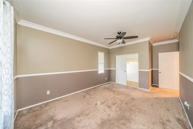 a view of a livingroom with a ceiling fan