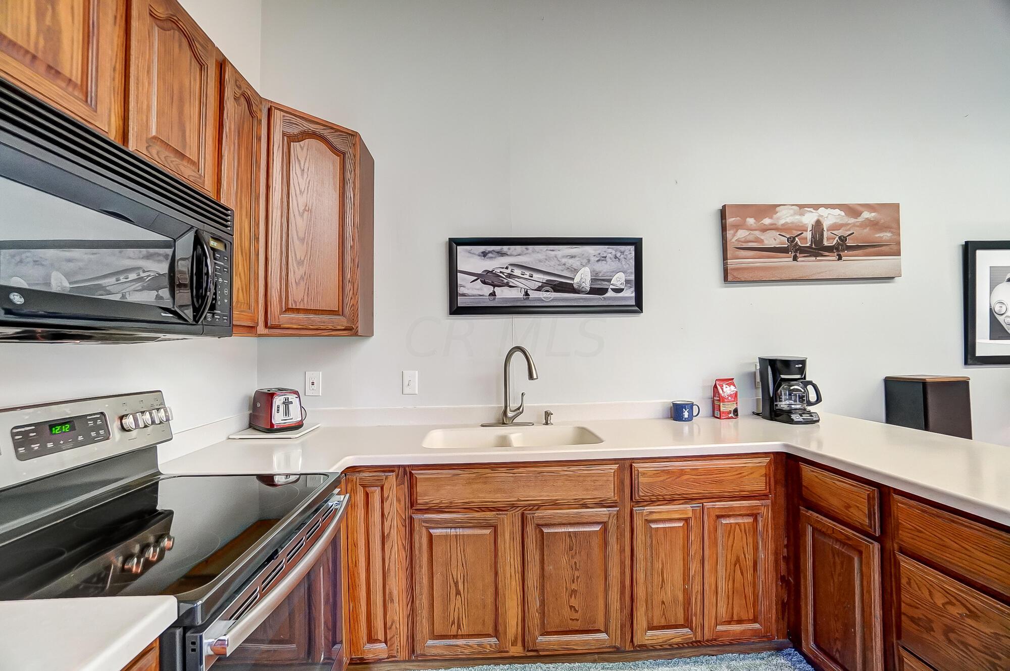 8205 Roberts Road Hilliard, OH 43026 - Photo 71 of 81 Apartment Kitchen