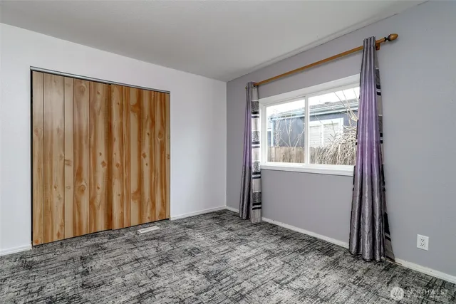 a view of entryway with window