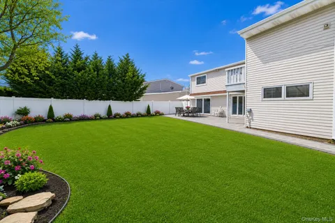 $949,000 | 25 Cobalt Lane, Westbury, NY 11590