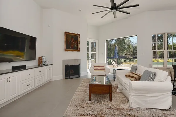 $3,700,000 | 10 Norlund Way, The Woodlands, TX 77382