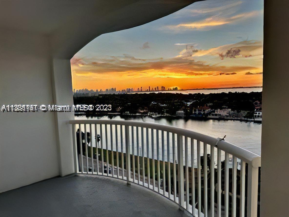 5401 Collins Avenue, Unit 829 Miami Beach, FL 33140 - Photo 22 of 29 a view of balcony