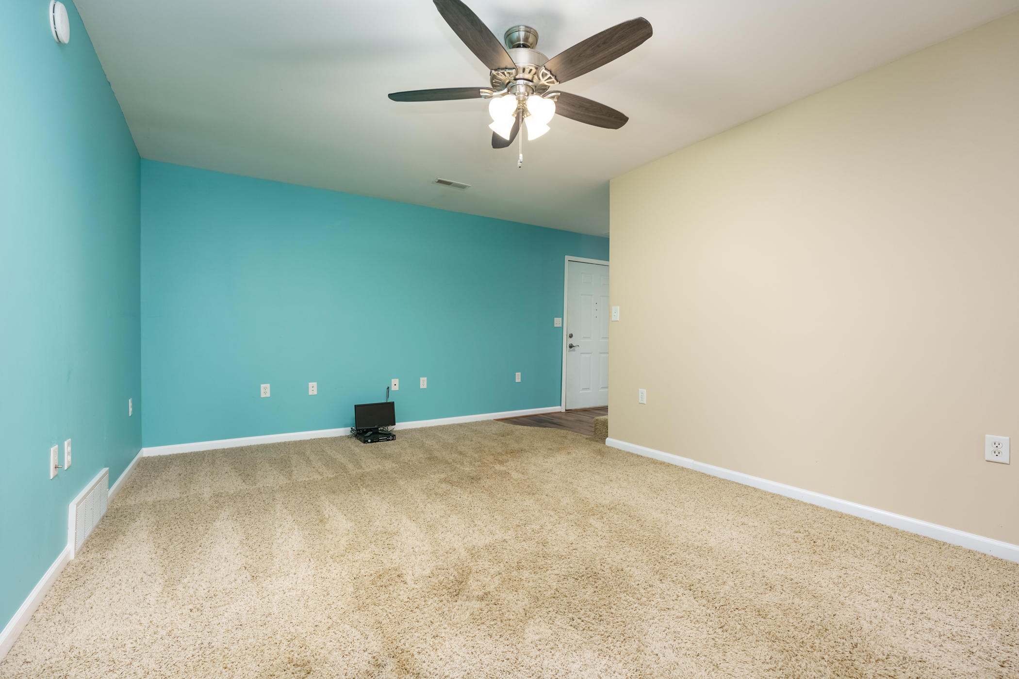 15482 C Drive South Marshall, MI 49068 - Photo 10 of 39 Living Room