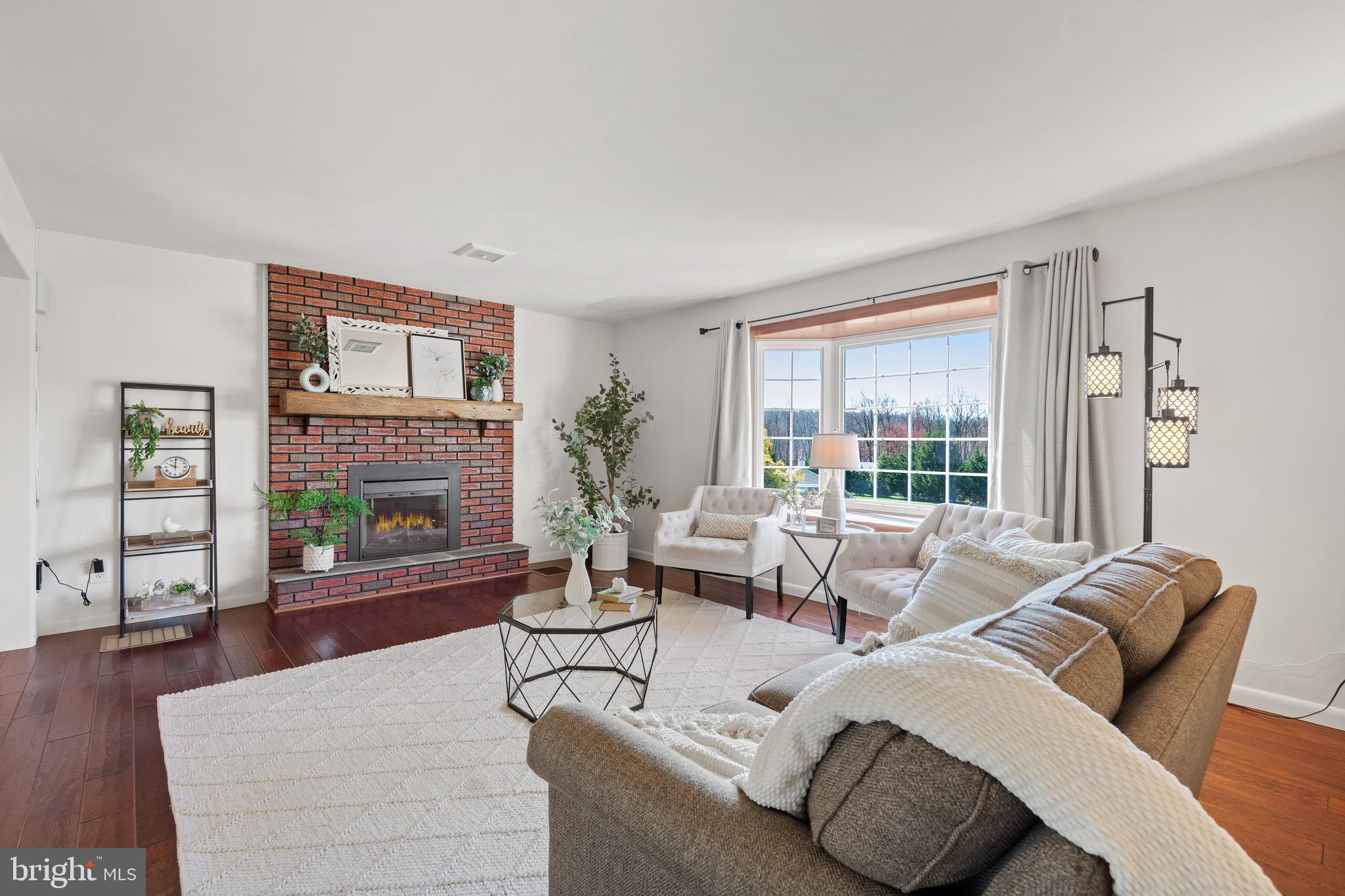 240 Pine View Drive Denver, PA 17517 - Photo 10 of 81 Living room