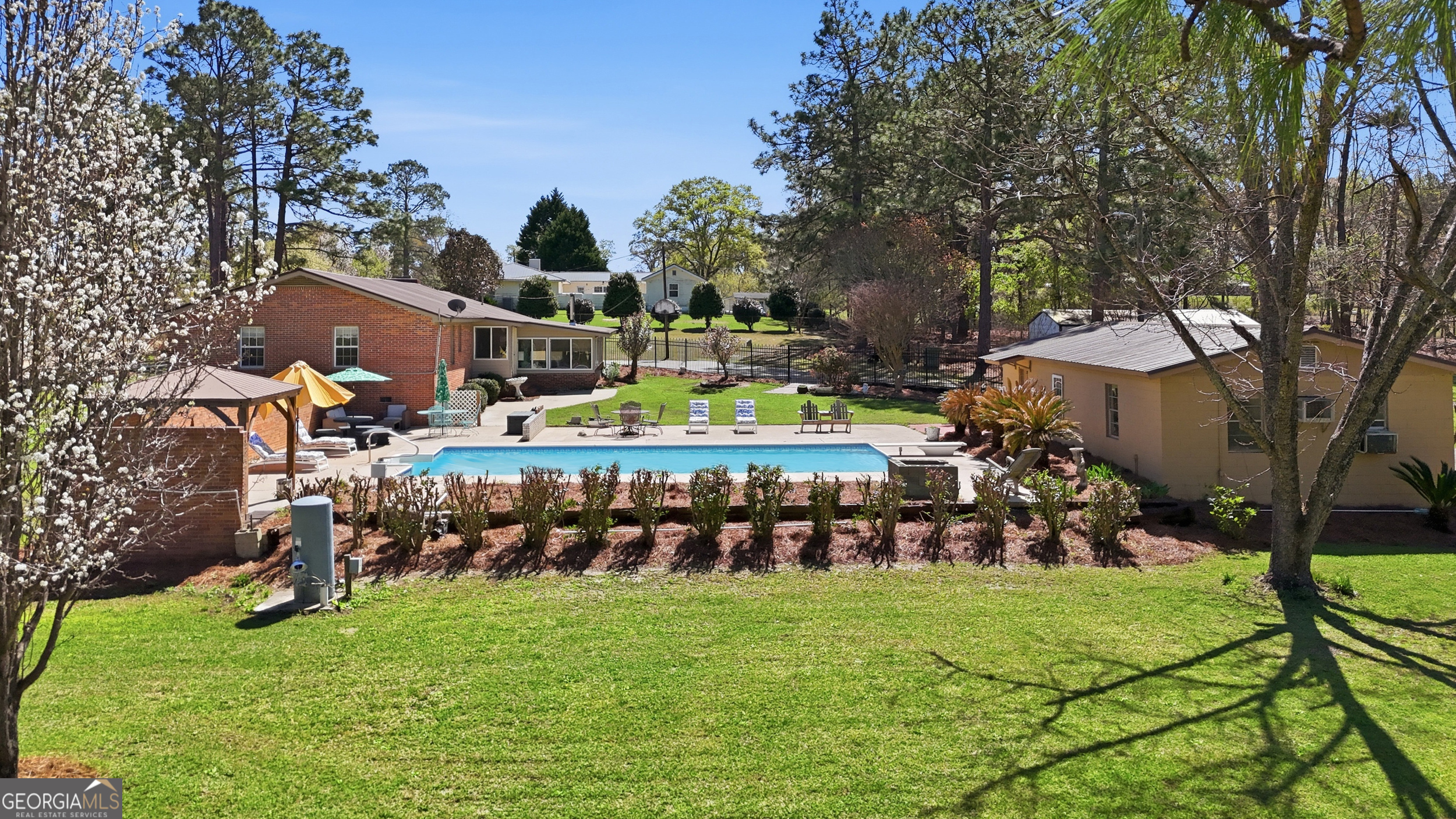 333 Rainbow Ridge Swainsboro, GA 30401 - Photo 2 of 46 a view of a chairs and table in patio