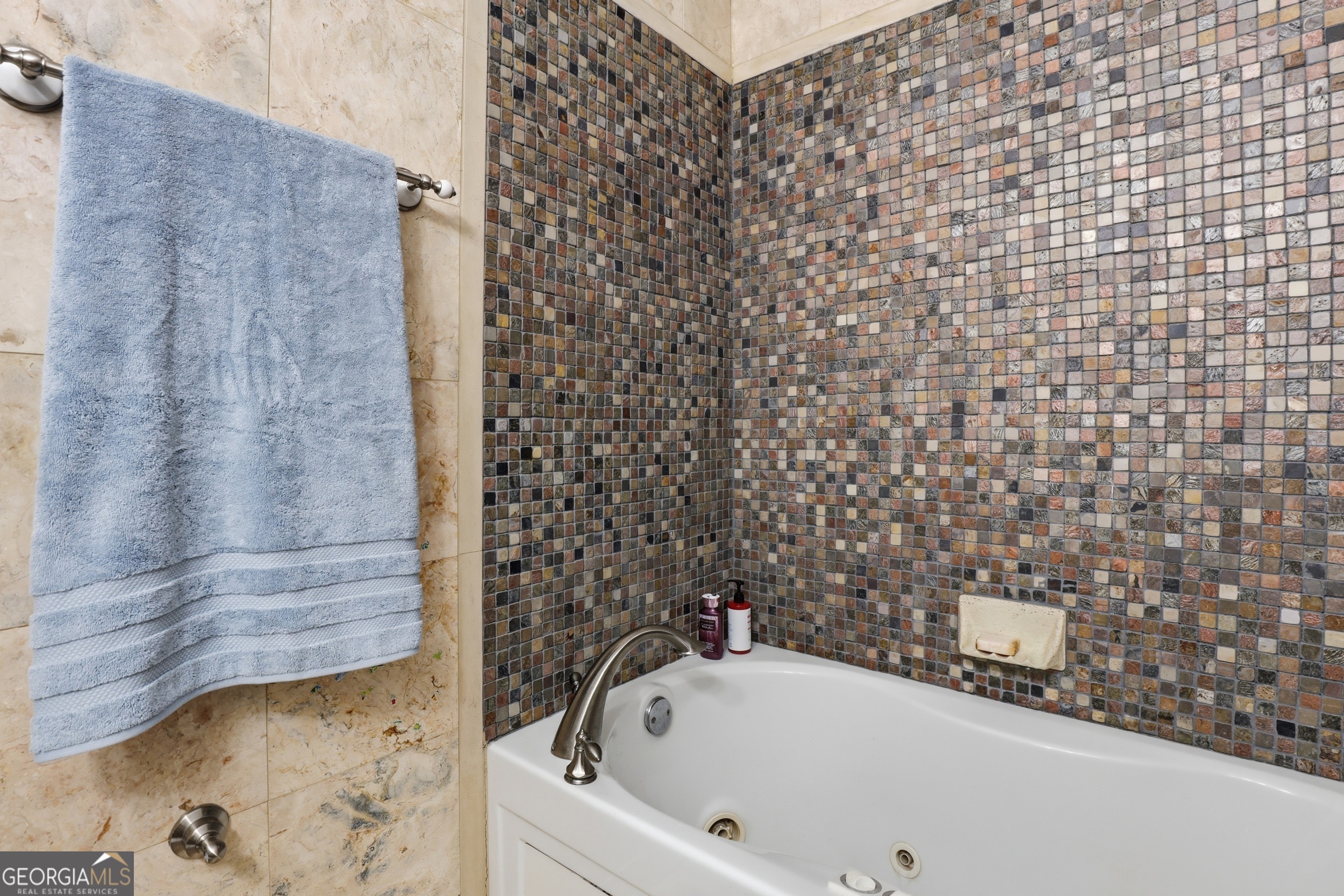 333 Rainbow Ridge Swainsboro, GA 30401 - Photo 22 of 46 a bathroom with a bathtub and shower