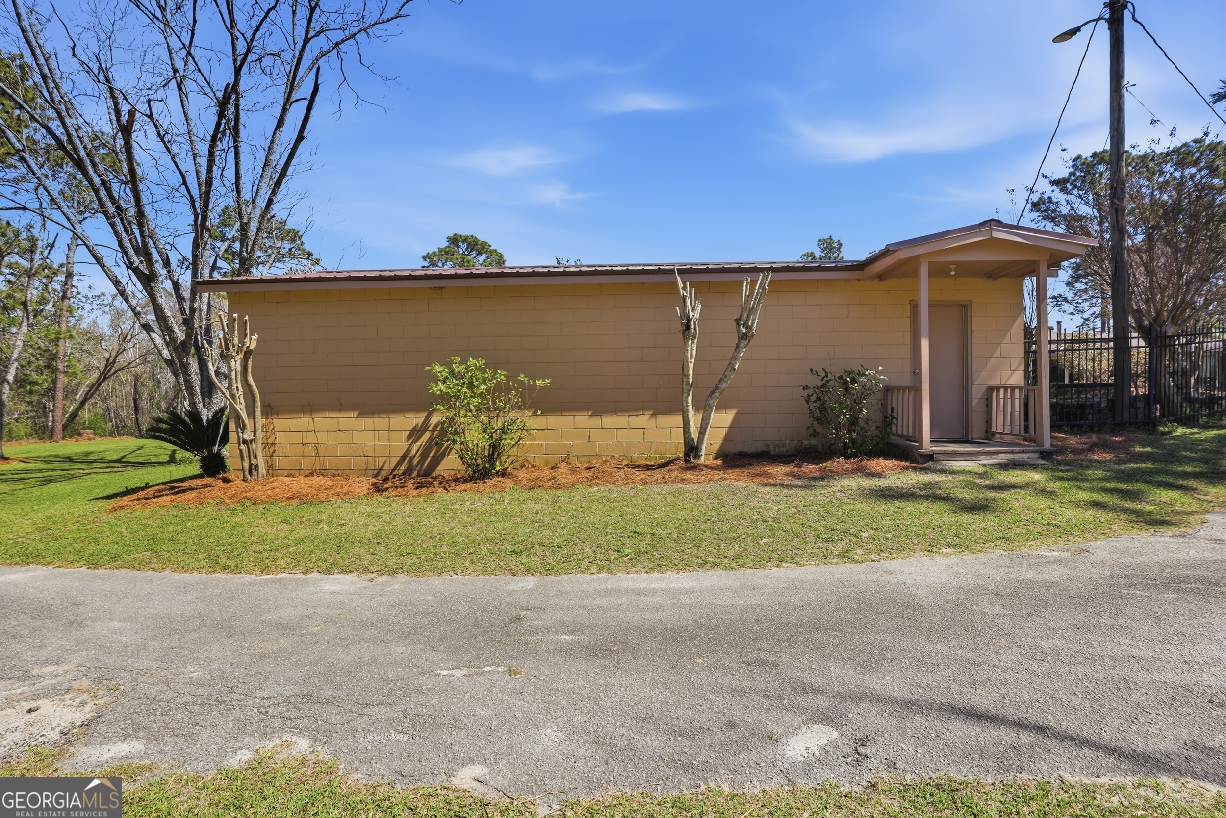 333 Rainbow Ridge Swainsboro, GA 30401 - Photo 32 of 46 a backyard of a house with plants and large trees