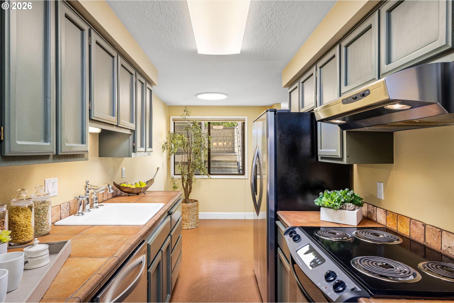 5640 South Riverside Lane, Unit 2 Portland, OR 97239 - Photo 7 of 42 Gallery Image 7