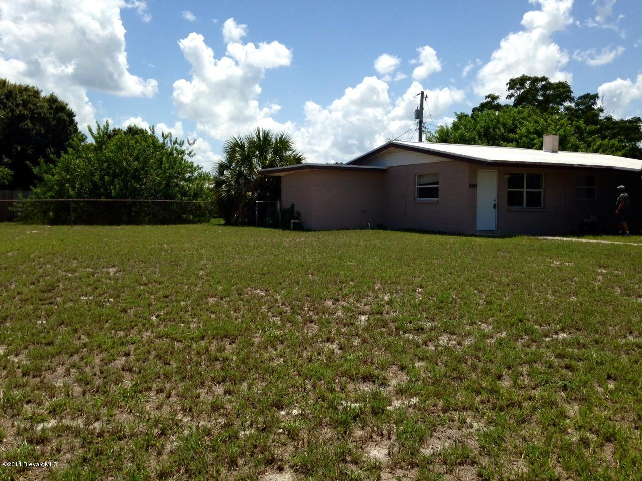 2767 North Breeze Road Melbourne, FL 32935 - Photo 1 of 17 a backyard of a house with lots of green space
