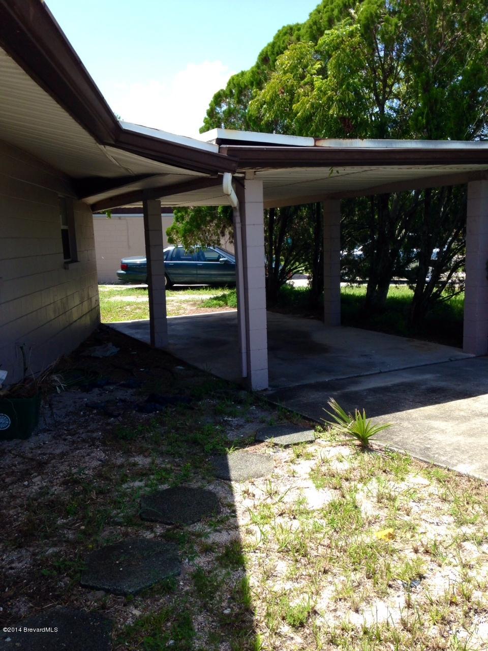 2767 North Breeze Road Melbourne, FL 32935 - Photo 4 of 17 a view of a backyard with a garden