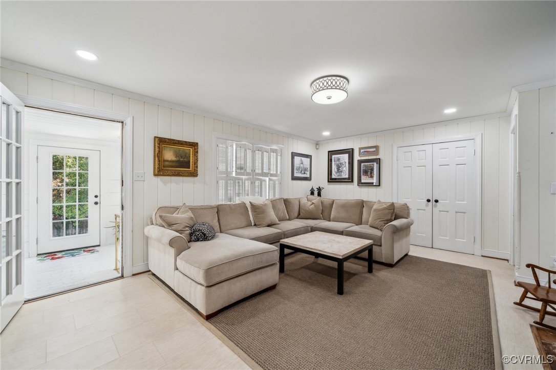 8203 Overbury Road Richmond, VA 23227 - Photo 15 of 50 Living room with recessed lighting