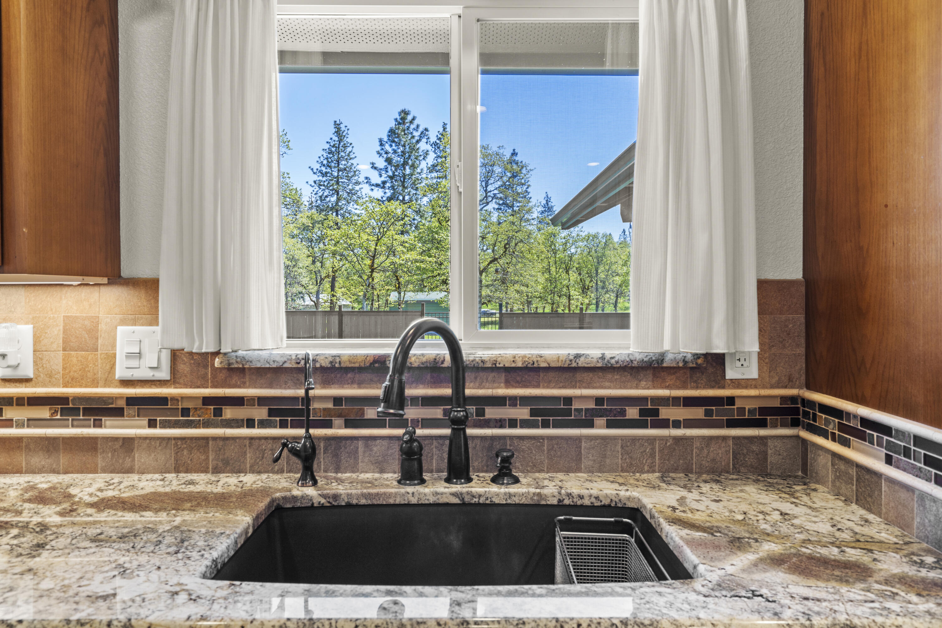 393 Bond Road Shady Cove, OR 97539 - Photo 21 of 40 Kitchen