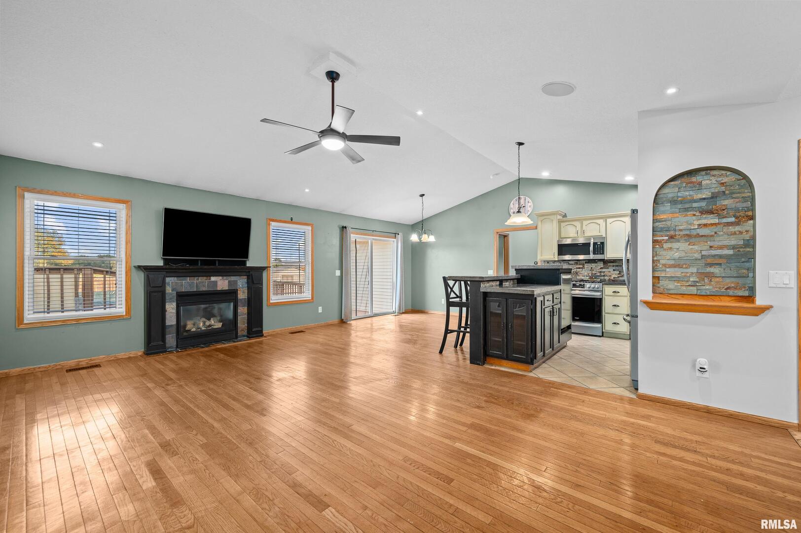 1405 East 7th Street Coal Valley, IL 61240 - Photo 4 of 34