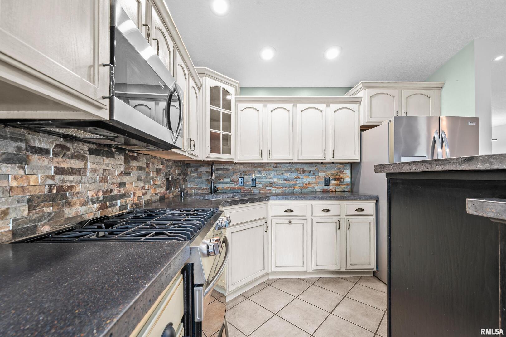 1405 East 7th Street Coal Valley, IL 61240 - Photo 9 of 34