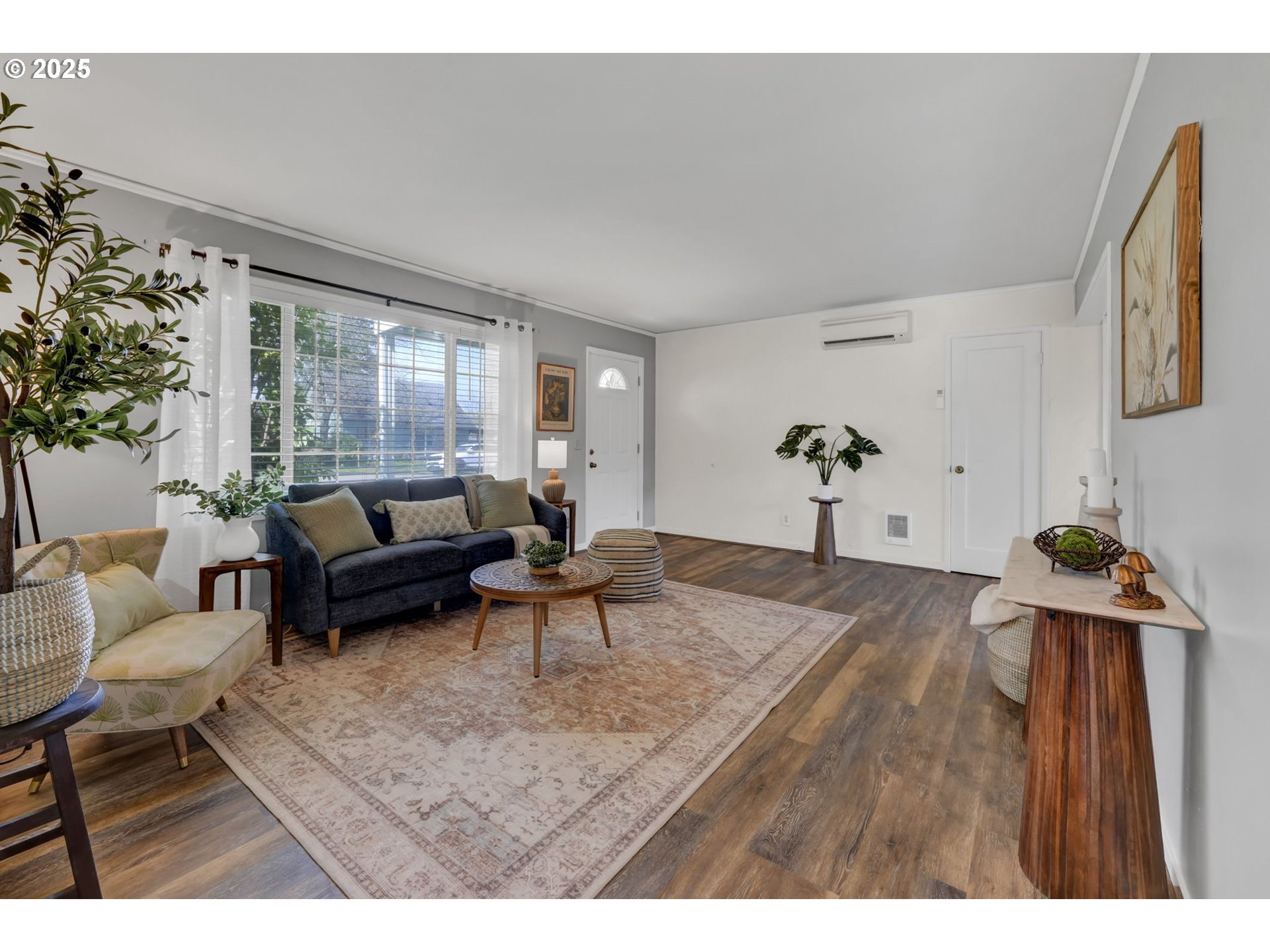 1657 McKinley Court Eugene, OR 97402 - Photo 12 of 40 Living Room