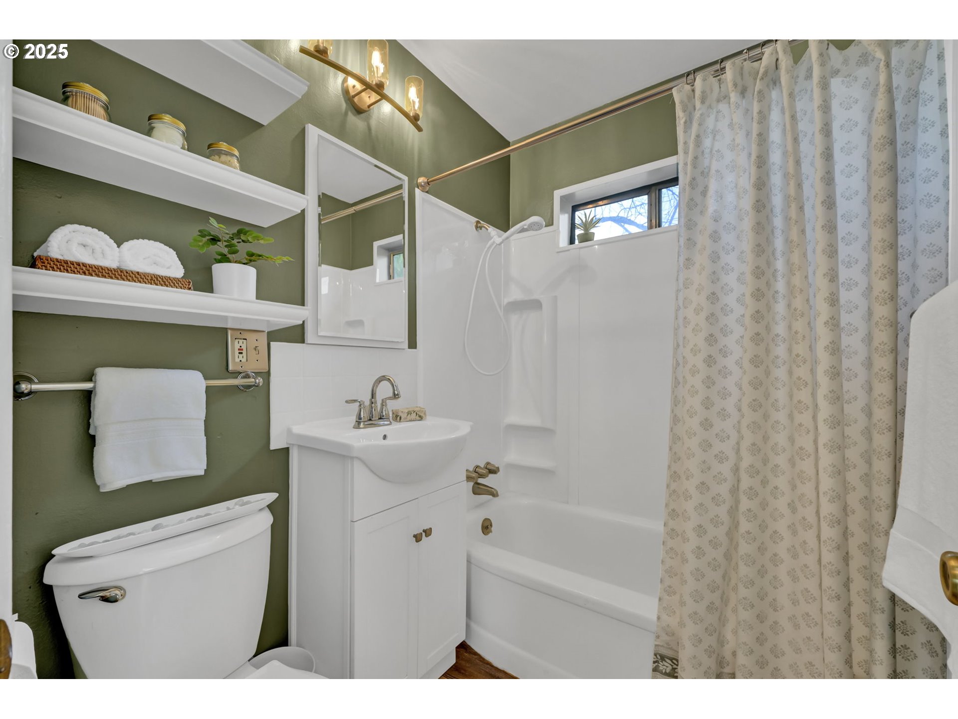 1657 McKinley Court Eugene, OR 97402 - Photo 17 of 40 Bathroom
