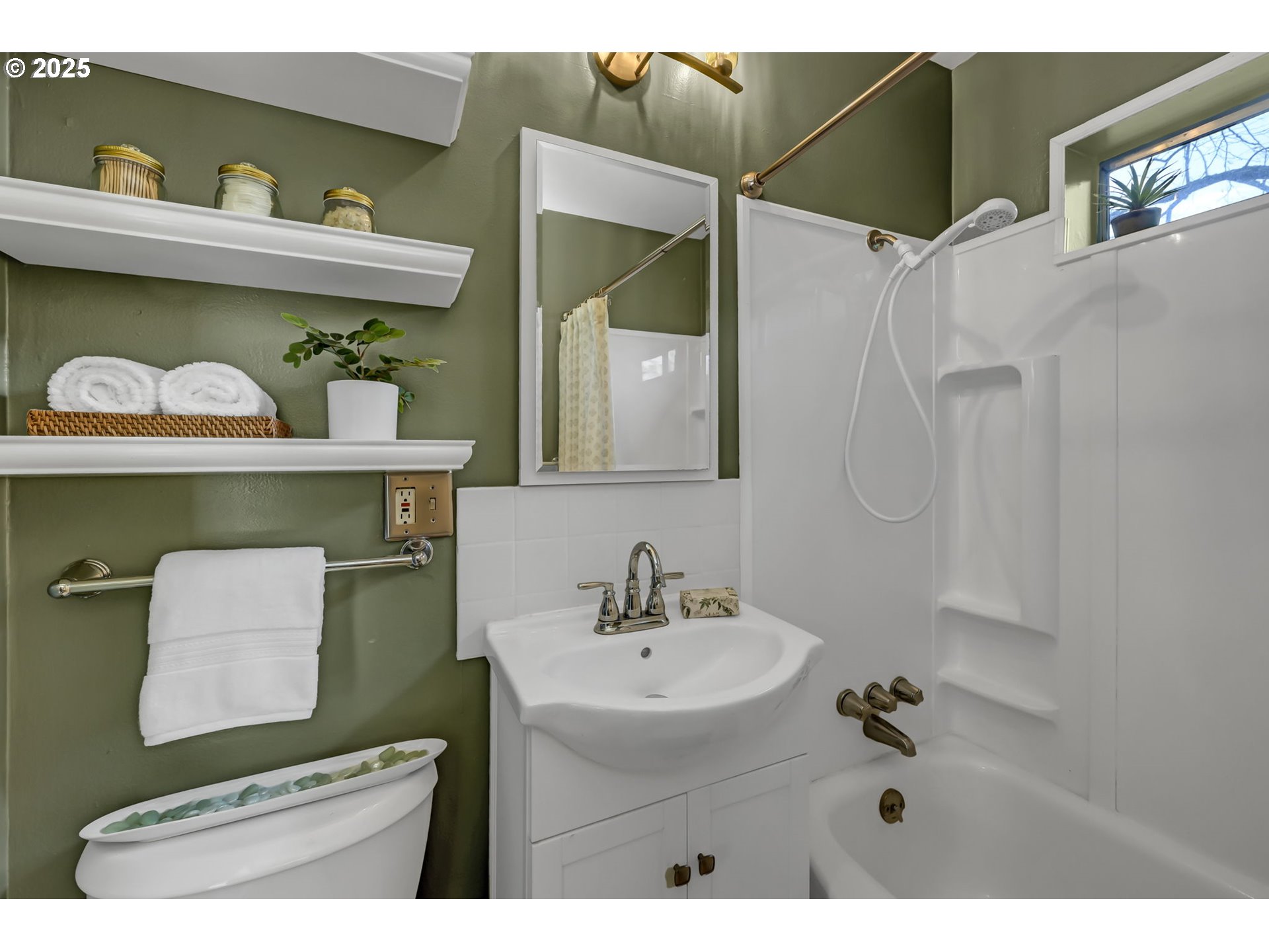 1657 McKinley Court Eugene, OR 97402 - Photo 18 of 40 Bathroom