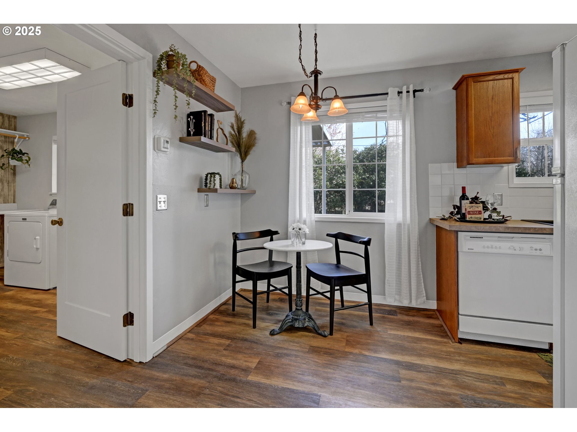 1657 McKinley Court Eugene, OR 97402 - Photo 20 of 40 Dining Area