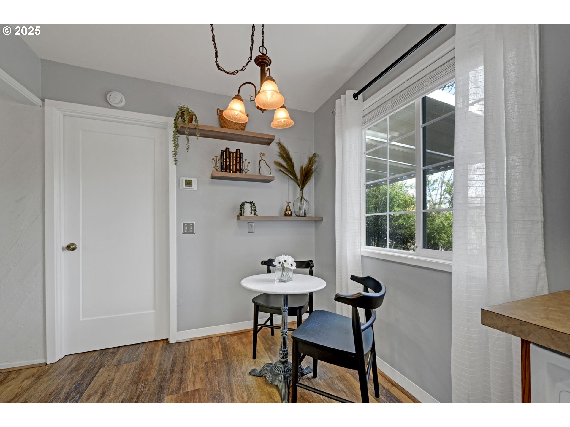 1657 McKinley Court Eugene, OR 97402 - Photo 22 of 40 Dining Area