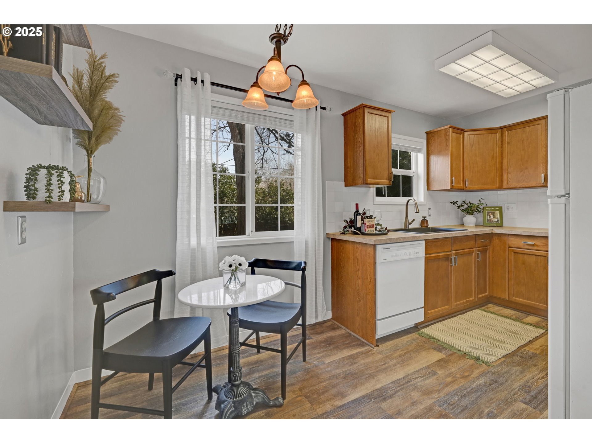 1657 McKinley Court Eugene, OR 97402 - Photo 23 of 40 Kitchen/Dining Room
