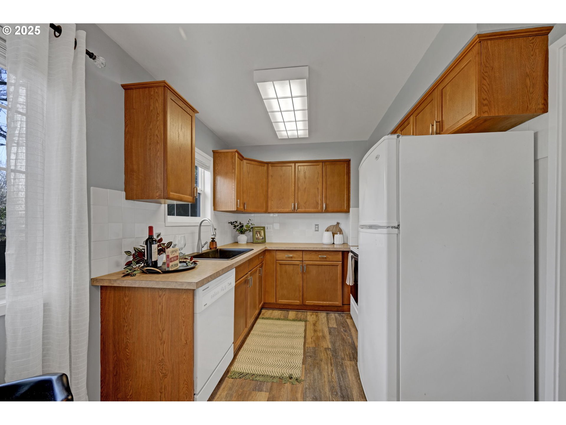1657 McKinley Court Eugene, OR 97402 - Photo 25 of 40 Kitchen