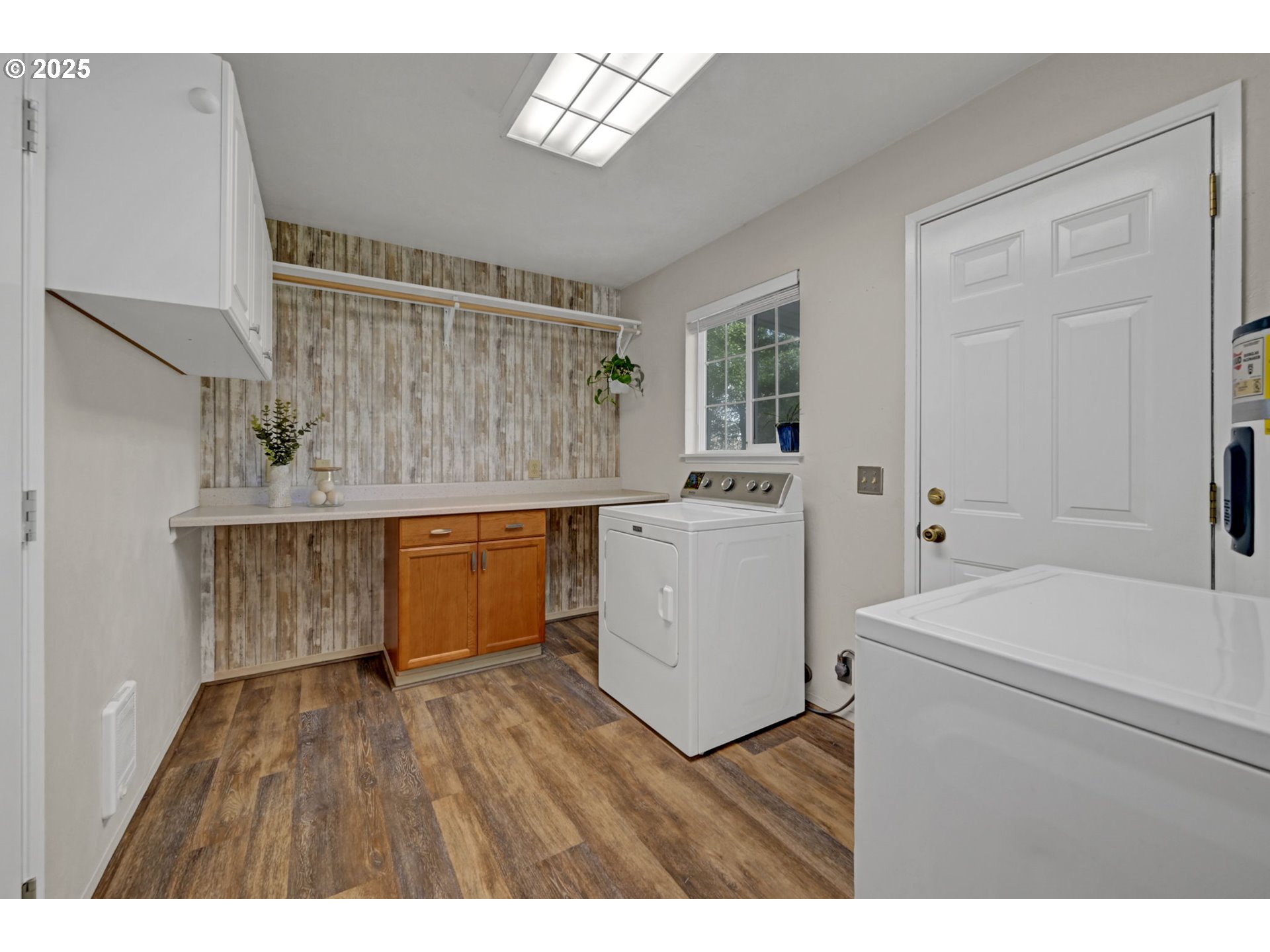 1657 McKinley Court Eugene, OR 97402 - Photo 29 of 40 Laundry