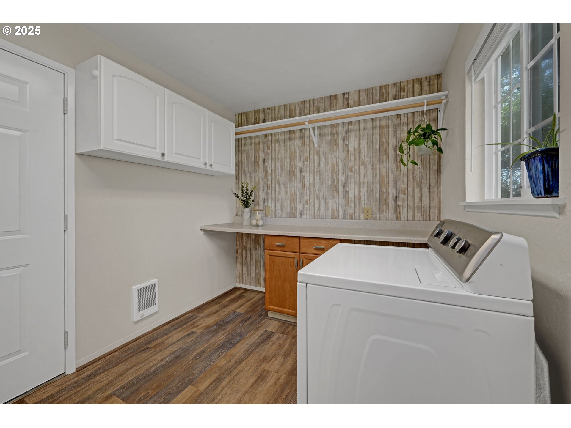 1657 McKinley Court Eugene, OR 97402 - Photo 30 of 40 Laundry