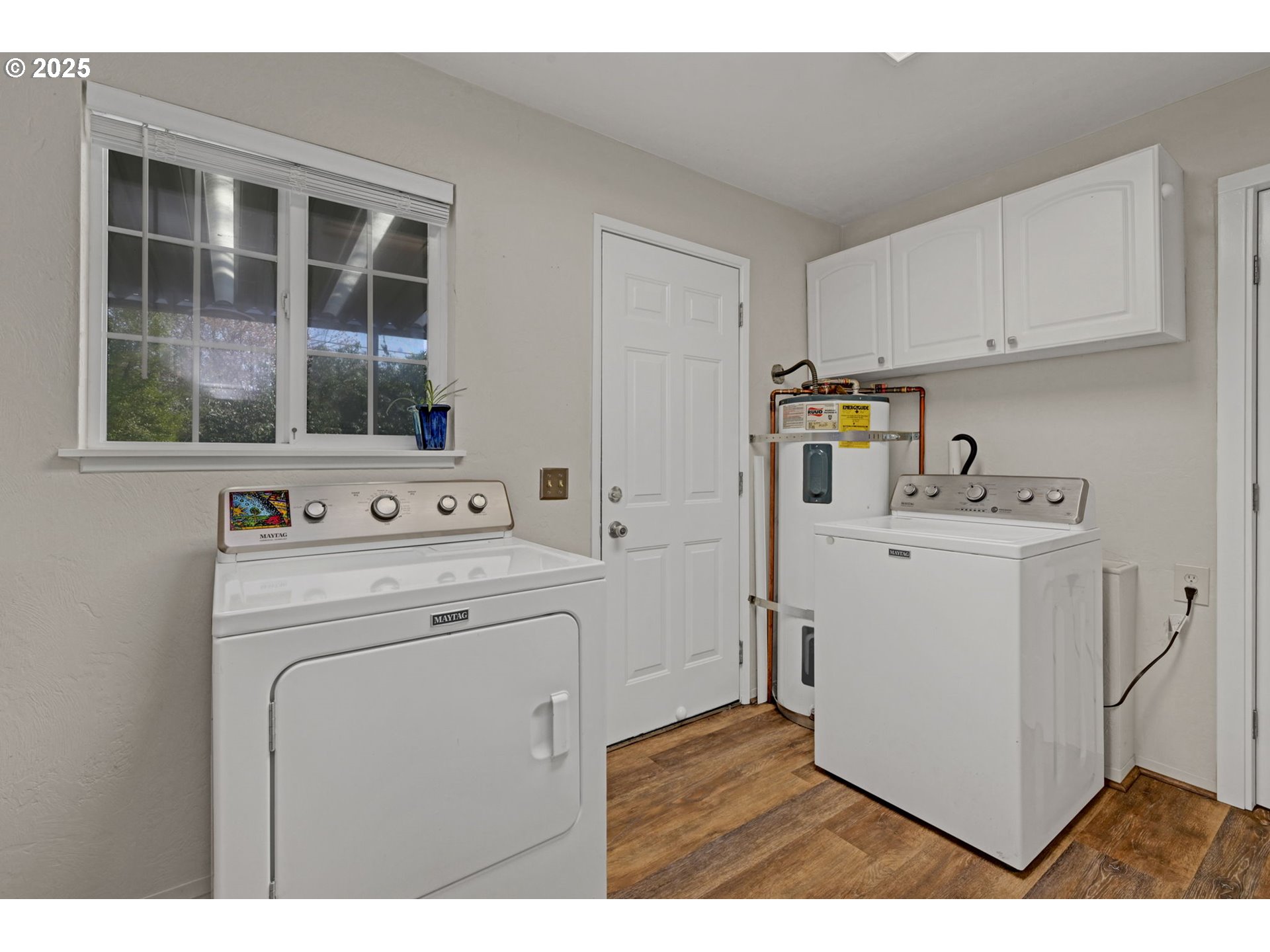 1657 McKinley Court Eugene, OR 97402 - Photo 32 of 40 Laundry