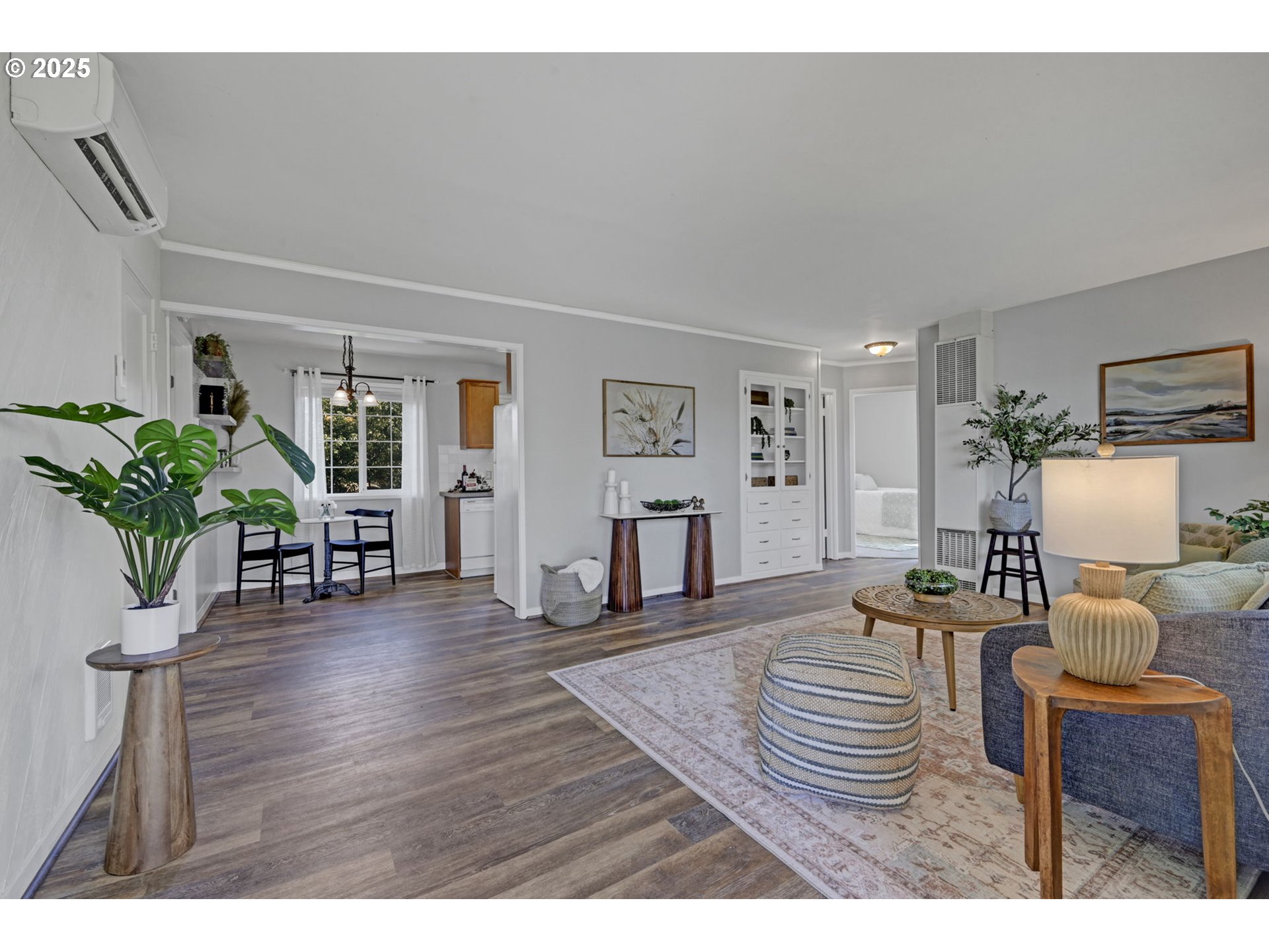 1657 McKinley Court Eugene, OR 97402 - Photo 6 of 40 Living Room/Entrance