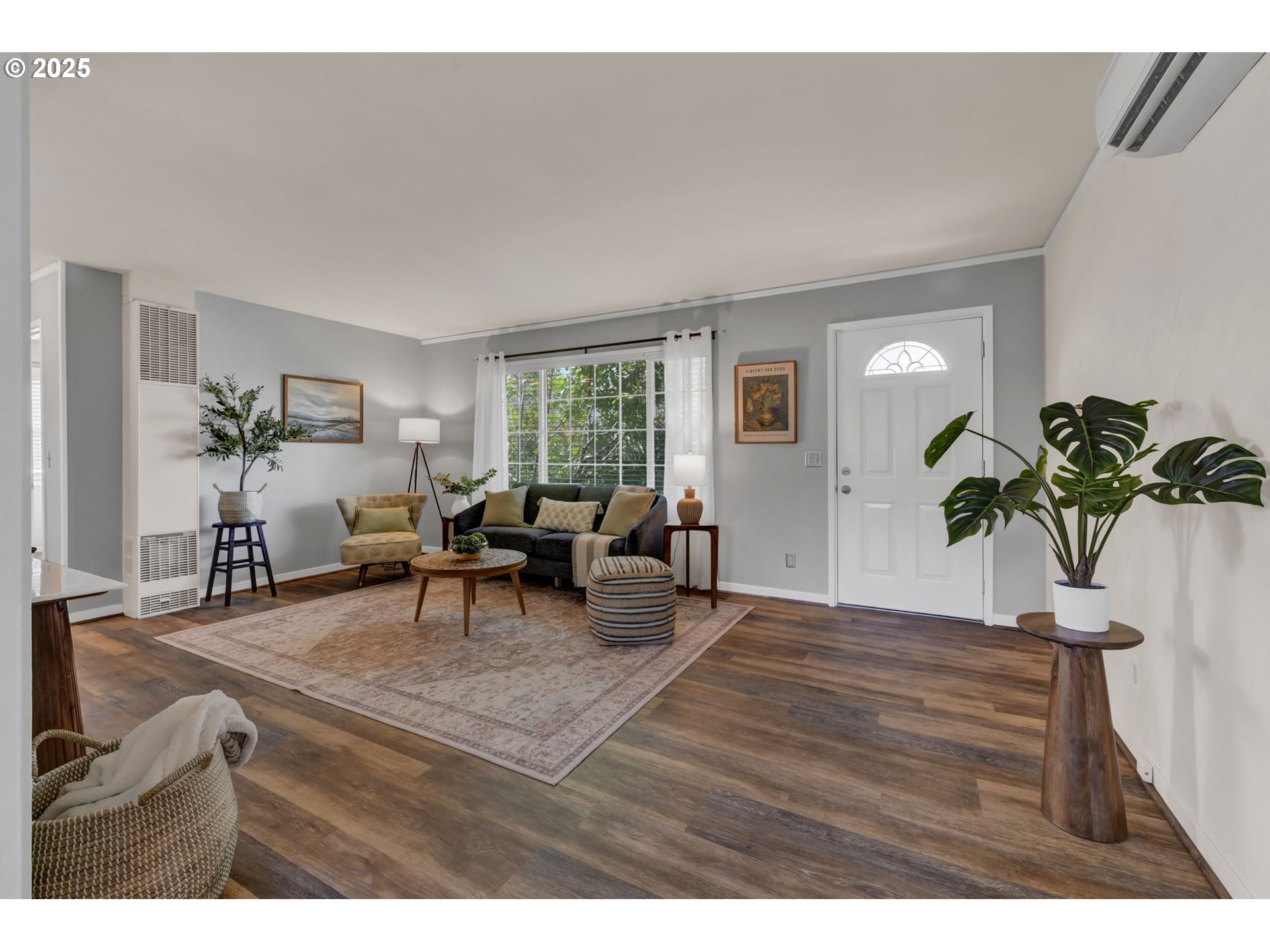 1657 McKinley Court Eugene, OR 97402 - Photo 9 of 40 Living Room