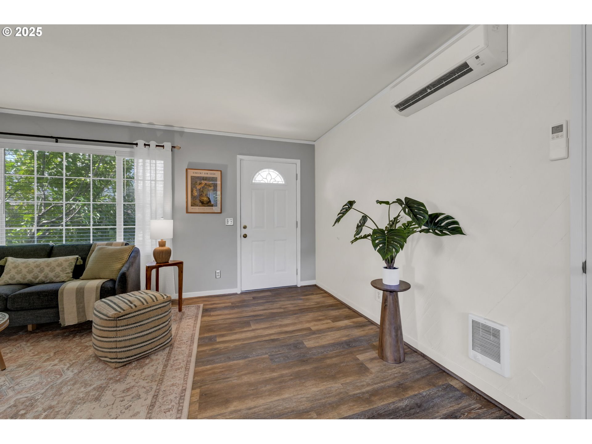 1657 McKinley Court Eugene, OR 97402 - Photo 10 of 40 Living Room/Entrance