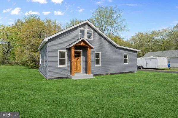 $300,000 | 105 East Del-A-Vue Avenue, Carneys Point, NJ 08069