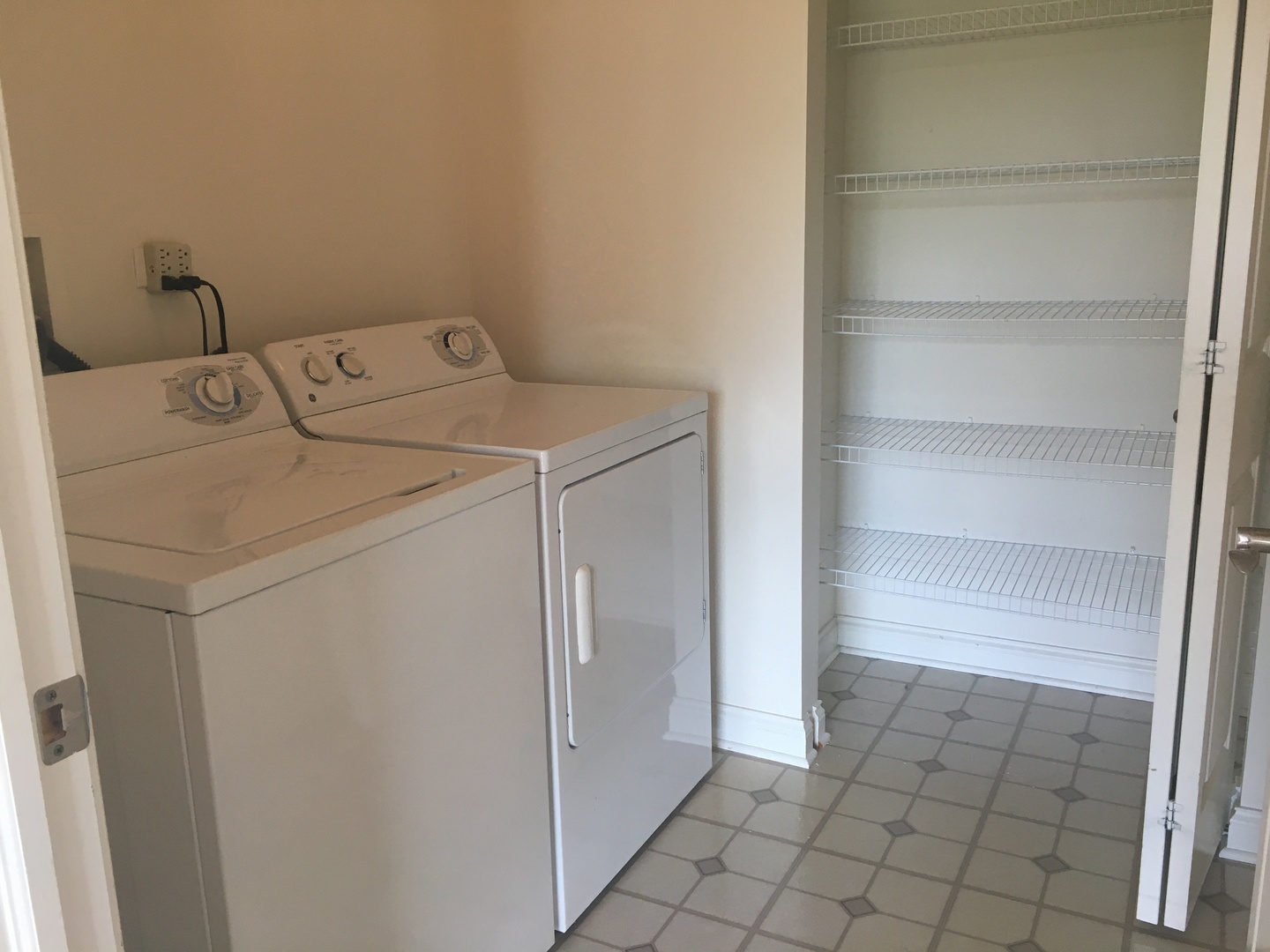 3400 North Old Arlington Heights Road, Unit 306 Arlington Heights, IL 60004 - Photo 9 of 10 a utility room with cabinets washer and dryer