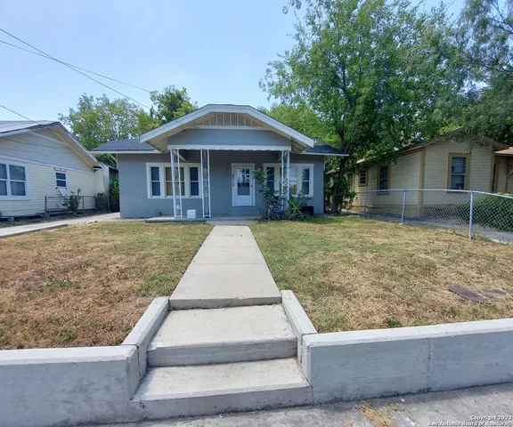 $1,600 | 2710 East Houston Street, San Antonio, TX 78202