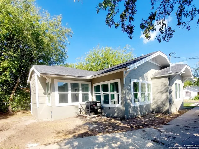 $1,600 | 2710 East Houston Street, San Antonio, TX 78202